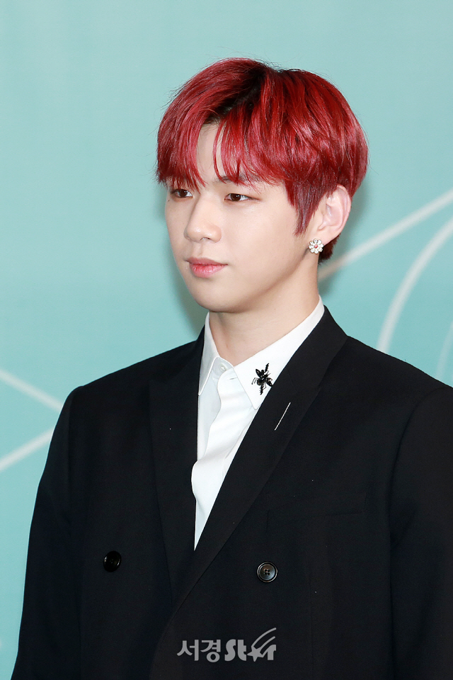 워너원 강다니엘, '꽃귀걸이에 미모가 반짝' (기자간담회)