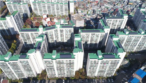 서울 동작구의 한 아파트 단지 옥상에 태양광 발전기들이 설치돼 있다. /사진제공=서울시