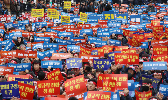 한국노동조합총연맹 조합원들이 17일 오후 2018 전국노동자대회에서 구호를 외치고 있다./연합뉴스