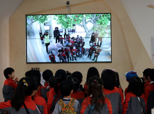 어린이들이 국립유명산자연휴양림 산림복합체험센터에서 가상현실 체험을 즐기고 있다. 사진제공=산림청
