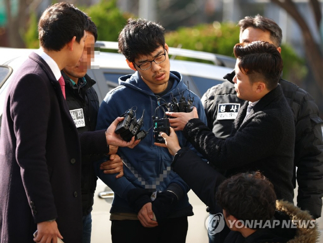 강서구 PC방 살인사건 피의자 김성수가 감정유치 영장 기한이 만료된 20일 오전 공주치료감호소에서 유치장이 있는 서울 양천경찰서에 도착한 뒤 취재진 질문에 답하고 있다./연합뉴스