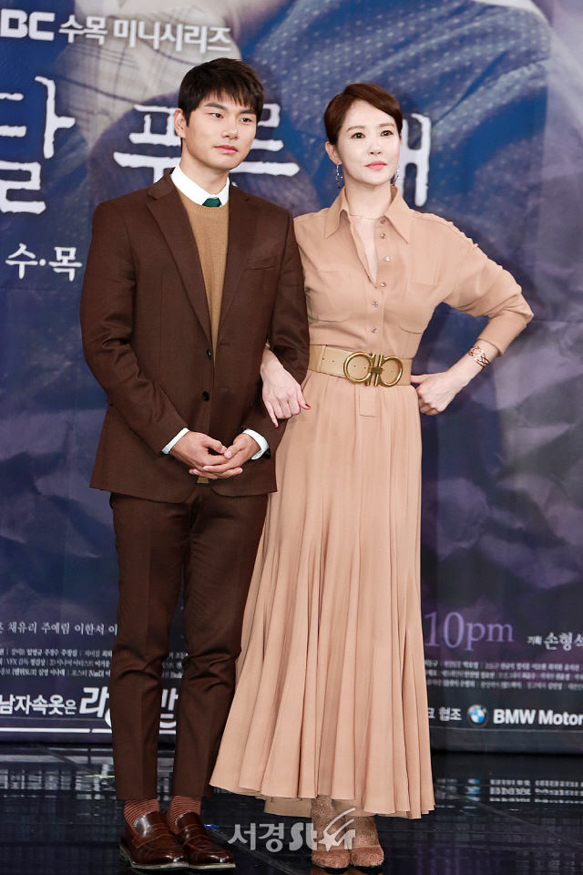 배우 이이경과 김선아가 MBC 새 수목미니시리즈 ‘붉은 달 푸른 해’ 제작발표회에 참석해 포토타임을 갖고 있다.