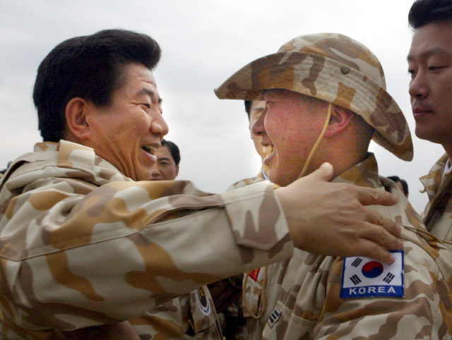 노무현 전 대통령이 2004년 12월 이라크 자이툰 부대를 방문해 장병을 격려하고 있다./연합뉴스