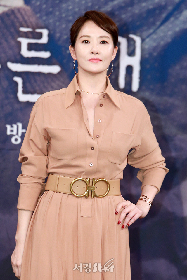 배우 김선아가 MBC 새 수목미니시리즈 ‘붉은 달 푸른 해’ 제작발표회에 참석해 포토타임을 갖고 있다.
