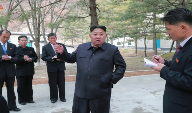 김정은 북한 국무위원장이 광학유리를 생산하는 평안북도의 대관유리공장을 시찰했다고 조선중앙TV가 18일 보도했다./연합뉴스