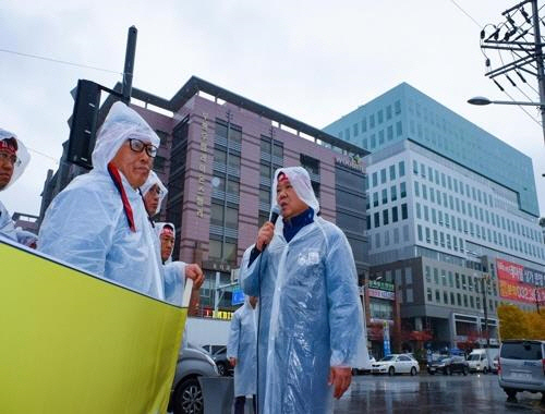 한국지엠(GM) 노조가 지난 8일 홍영표 더불어민주당 원내대표의 지역사무실을 점거하며 그를 규탄하고 있다./전국금속노동조합 한국GM지부 제공=연합뉴스