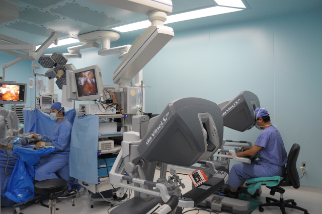 삼성서울병원 비뇨기암센터 의료진이 로봇 부분신장절제술을 하고 있다. /사진제공=삼성서울병원