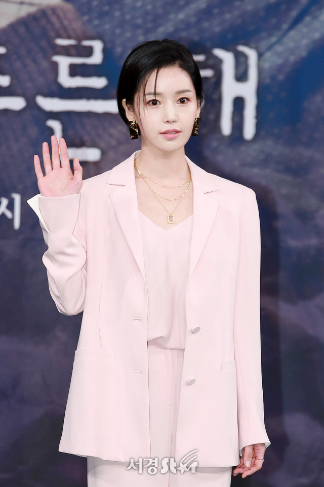 배우 남규리가 MBC 새 수목미니시리즈 ‘붉은 달 푸른 해’ 제작발표회에 참석해 포토타임을 갖고 있다.