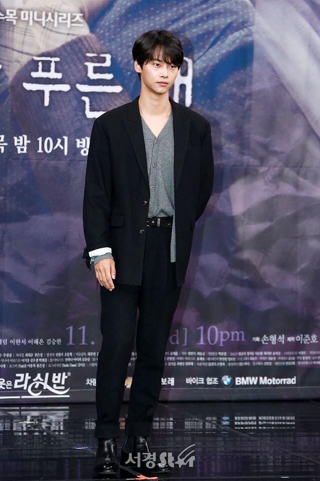 배우 차학연이 MBC 새 수목미니시리즈 ‘붉은 달 푸른 해’ 제작발표회에 참석해 포토타임을 갖고 있다.