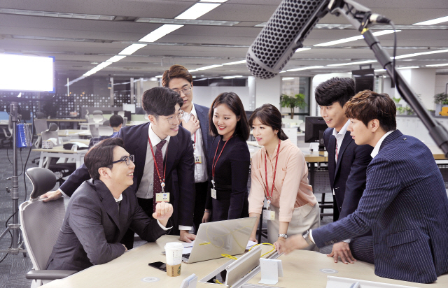 SK브로드밴드 사내홍보단 브로스타가 영상 촬영을 하고 있다. /사진제공=SK브로드밴드