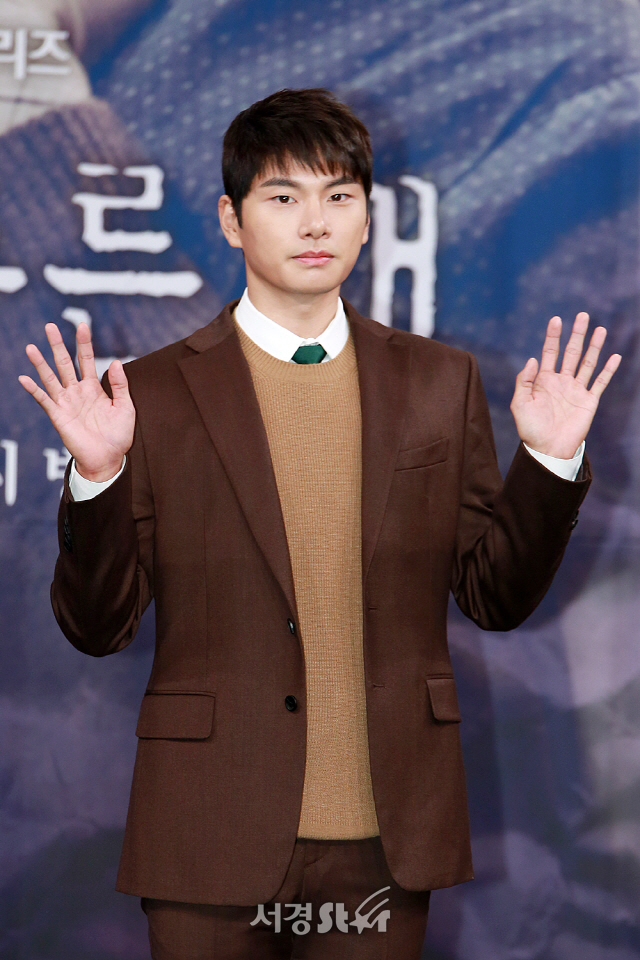 배우 이이경이 MBC 새 수목미니시리즈 ‘붉은 달 푸른 해’ 제작발표회에 참석해 포토타임을 갖고 있다.