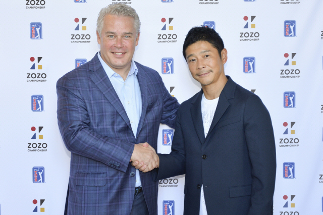 타이 보토(왼쪽) PGA 투어 국제담당 부사장과 마에자와 유사쿠 조조그룹 대표가 20일 PGA 투어 정규 대회 개최를 합의한 뒤 악수하고 있다. /사진제공=PGA 투어