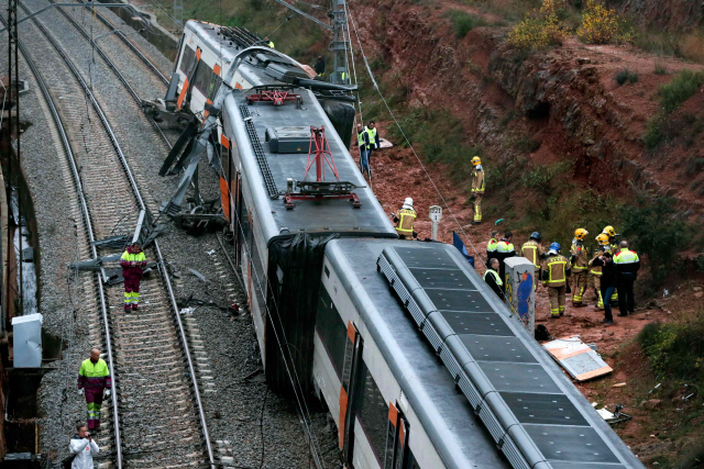 스페인서 산사태 열차 덮쳐 탈선...1명 사망, 44명 부상