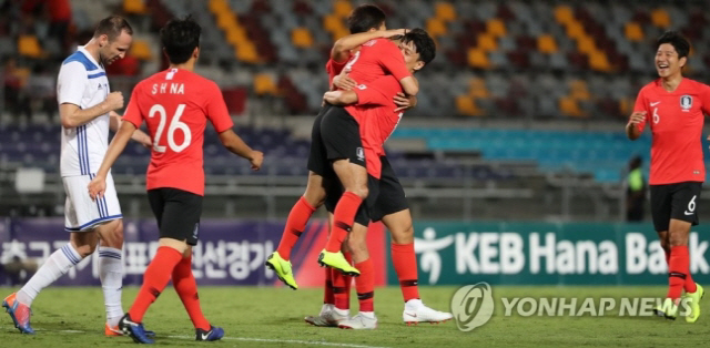 한국, 우즈베키스탄 4-0 대파..벤투호, 6경기 연속 무패