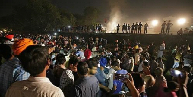 지난달 19일 인도 북부 펀자브 주에서 철로 위에서 축제를 즐기던 인파가 열차를 피하지 못해 60명 이상이 사망하고 수십 명이 다쳤다. /연합뉴스