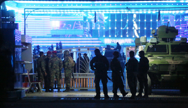 20일(현지시간) 자폭테러가 발생한 아프가니스탄의 수도 카불의 예식장 건물 주변에 군인들이 배치돼있다. /카불=신화연합뉴스
