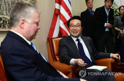 이도훈 한반도평화교섭본부장(오른쪽)이 지난달 29일 오전 서울 종로구 외교부 청사에서 네 번째 방한한 스티븐 비건 미국 대북정책 특별대표와 대화하고 있다./연합뉴스