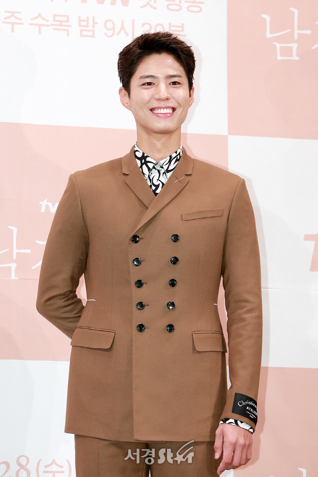 배우 박보검이 tvN 새 수목드라마 ‘남자친구’ 제작발표회에 참석해 포토타임을 갖고 있다.