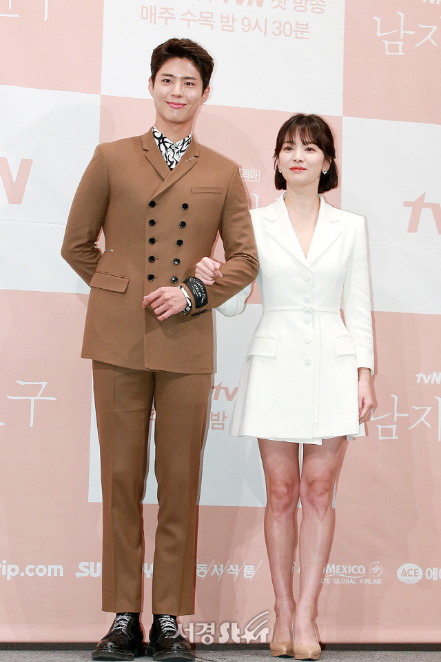 배우 박보검과 송혜교가 tvN 새 수목드라마 ‘남자친구’ 제작발표회에 참석해 포토타임을 갖고 있다./사진=지수진 기자