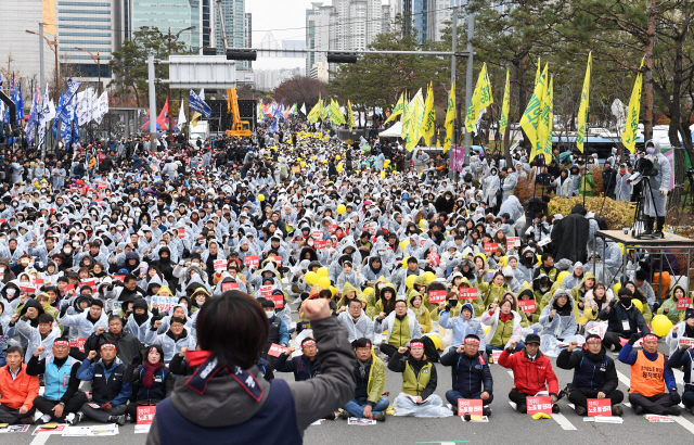 민주노총 조합원들이 21일 오후 서울 여의도 국회 앞에서 총파업 결의대회를 열고 구호를 외치고 있다.  /권욱기자