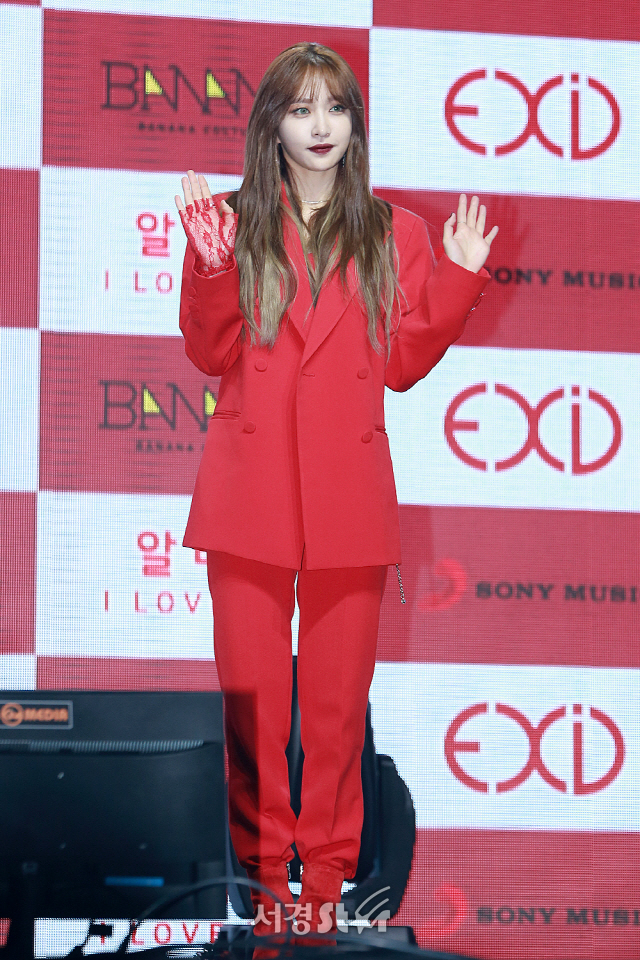 EXID(이엑스아이디) 멤버 하니가 싱글앨범 ‘알러뷰’ 쇼케이스에 참석해 포토타임을 갖고 있다.