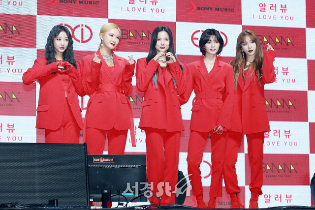 EXID(이엑스아이디) 멤버 혜린, LE, 솔지, 정화, 하니가 싱글앨범 ‘알러뷰’ 쇼케이스에 참석해 포토타임을 갖고 있다.