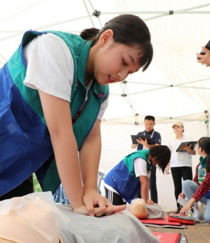 지난 9월 대한적십자사 서울시지사 주최로 열린 ‘제53회 응급처치 경연대회’에서 참가 청소년들이 심폐소생술 실기평가를 받고 있다. /연합뉴스