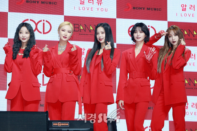 EXID(이엑스아이디) 멤버 혜린, LE, 솔지, 정화, 하니가 싱글앨범 ‘알러뷰’ 쇼케이스에 참석해 포토타임을 갖고 있다.