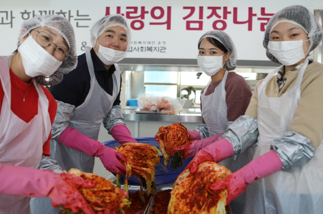 LG이노텍 임직원들이 20일 서울 중구 중림종합사회복지관에서 ‘이웃사랑 김장나눔’ 릴레이 봉사활동을 위해 김장을 하고 있다. /사진제공=LG이노텍