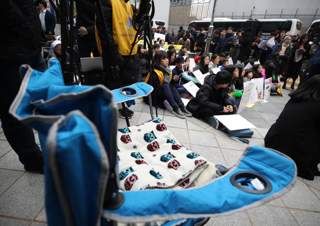 정부가 화해치유재단을 해산한다고 공식 발표한 21일 서울 종로구 옛 일본대사관 앞에서 일본군 위안부 문제 해결을 위한 정기 수요시위가 열리고 있다. 사진은 비어있는 위안부 피해 할머니의 자리./연합뉴스