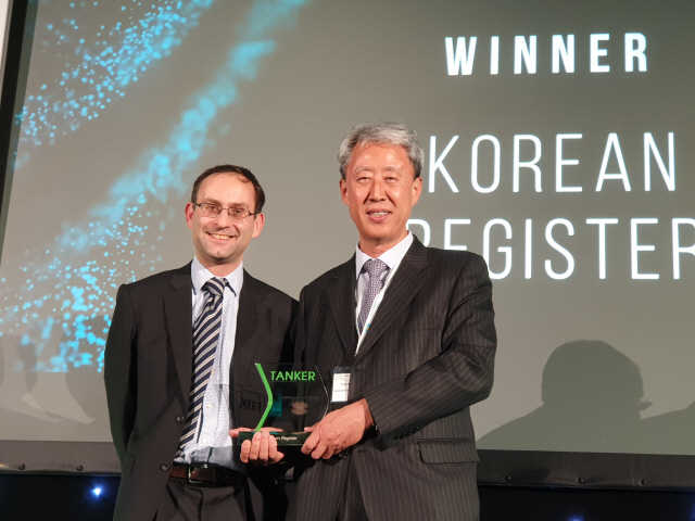 이형철(오른쪽) 한국선급 사업본부장이 ‘Tanker Shipping & Trade Awards’에서 탱커 안전대상을 받고 기념촬영을 하고 있다./사진제공=한국선급
