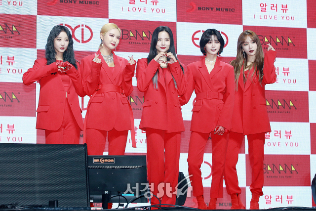 EXID(이엑스아이디) 멤버 혜린, LE, 솔지, 정화, 하니가 싱글앨범 ‘알러뷰’ 쇼케이스에 참석해 포토타임을 갖고 있다. / 사진=지수진 기자