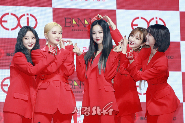 EXID(이엑스아이디) 멤버 혜린, LE, 솔지, 하니, 정화가 싱글앨범 ‘알러뷰’ 쇼케이스에 참석해 포토타임을 갖고 있다. / 사진=지수진 기자