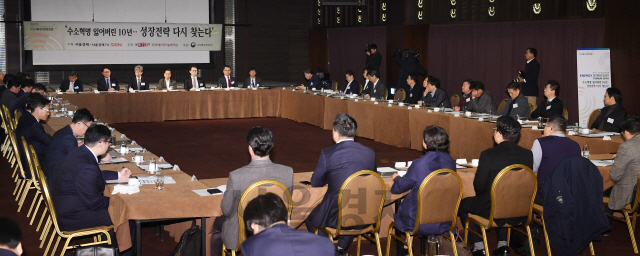 21일 서울 반얀트리클럽앤스파에서 열린 제10차 에너지전략포럼에서 참석자들이 자유 토론을 하고 있다.  /권욱 기자