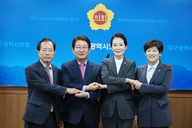 류한국 대구시 구청장·군수협의회 회장(왼쪽부터), 권영진 대구시장, 배지숙 대구시의회 의장, 강은희 대구시교육감이 내년 중학교 무상급식 계획을 발표하고 기념촬영을 하고 있다/제공=대구시.