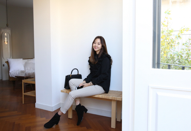김나현 낸시렐라 대표가 낸시렐라 쇼핑몰에서 판매하는 의류를 입고 포즈를 취하고 있다./사진제공=낸시렐라