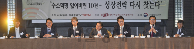 21일 서울 반얀트리클럽 앤 스파 서울에서 열린 2018 에너지전략포럼에서 참석자들이 토론을 하고 있다./송은석기자
