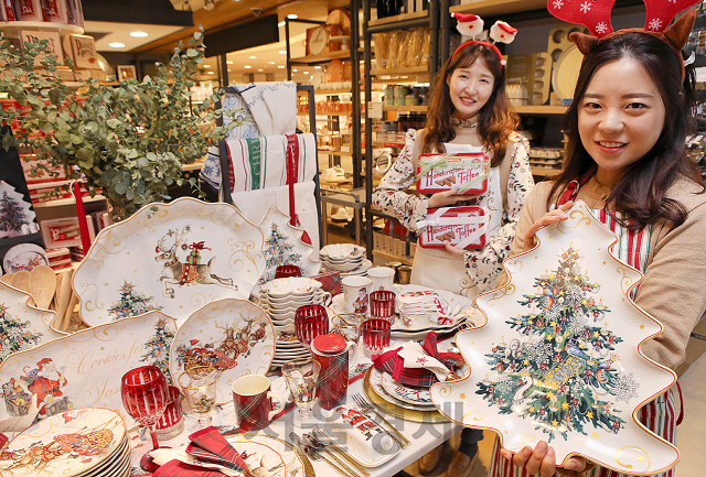 윌리엄스 소노마 판매 직원들이 크리스마스 시즌을 맞아 선보인 ‘트와이즈 컬렉션’ 제품을 소개하고 있다. /사진제공=현대리바트