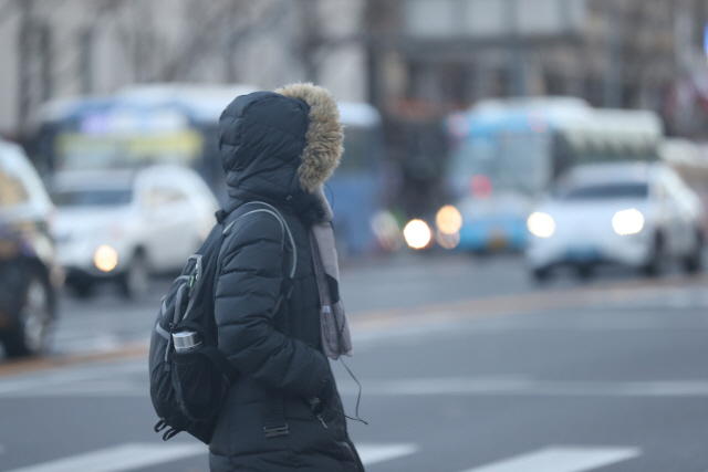 서울 아침 최저 기온이 -3도를 보이는 등 추위가 엄습한 22일 오전 두꺼운 복장을 한 시민이 서울 시청 인근을 지나고 있다./연합뉴스