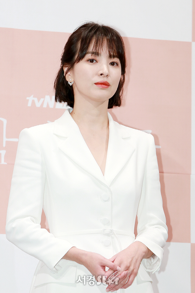 배우 송혜교가 tvN 새 수목드라마 ‘남자친구’ 제작발표회에 참석해 포토타임을 갖고 있다.