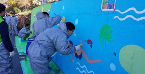 한국토지주택공사(LH) 임직원들이 남해군, 경남과기대, 남해대학 관계자들과 함께 남해군 상주면 두모마을에서 벽화를 그리며 마을 주거환경 개선활동을 하고 있다. /사진제공=LH