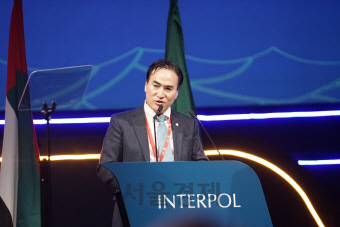국제형사경찰기구(인터폴) 신임 총재로 선출된 김종양 인터폴 부총재가 인터폴 총회에서 연설을 하고 있다./사진제공=경찰청