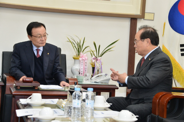 오거돈(오른쪽) 부산시장은 23일 오전 국회 이해찬 민주당 대표를 찾아가 부산에 대한 내년도 국비증액을 요청하고 있다./사진제공=부산시