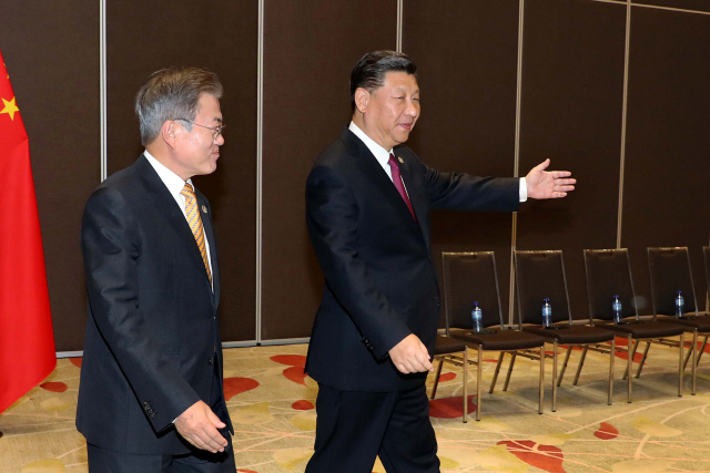 시진핑 중국 국가주석이 아르헨티나에서 열리는 주요 20개국(G20) 정상회의 참석차 27일 출국한다고 중국 외교부가 23일 밝혔다. 사진은 지난 17일 오후 포트모르즈비 시내 스탠리 호텔에서 문재인 대통령을 안내하는 시 주석의 모습./연합뉴스