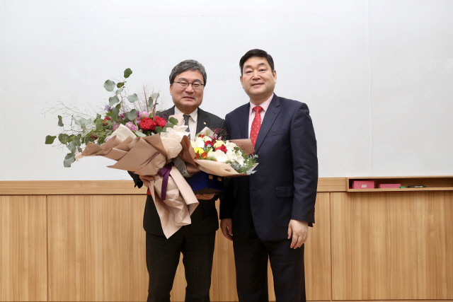 이상직(왼쪽) 중소기업진흥공단 이사장이 23일 한국생산성학회 추계 학술대회에서 ‘대한민국 생산성 CEO 대상’을 수상한 후 기념 촬영을 하고 있다. /사진제공=중진공