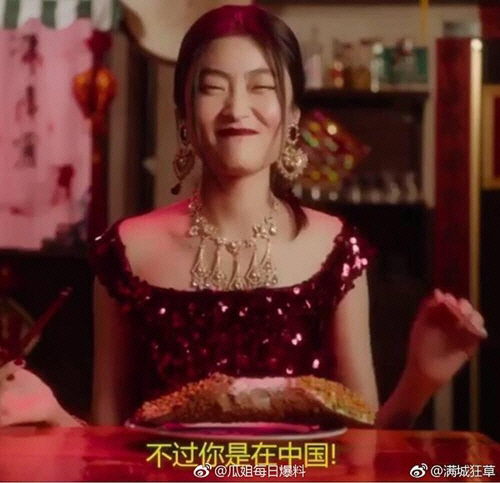 중국의 여성 모델이 젓가락을 들고 피자, 스파게티 등을 먹는 우스꽝스러운 장면이 담긴 돌체앤가바나의 홍보 동영상./연합뉴스