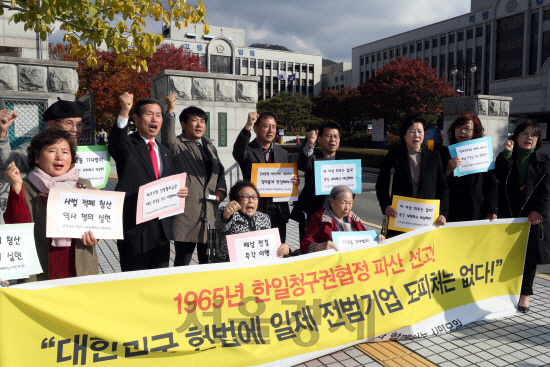 일본 전범기업인 미쓰비시중공업을 상대로 손해배상 청구 소송을 제기한 강제징용 피해자들과 ‘근로정신대 할머니와 함께하는 시민모임’ 활동가들이 지난달 31일 광주고등법원 앞에서 구호를 외치고 있다. /광주=연합뉴스