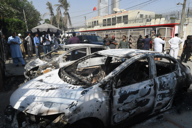 23일 파키스탄 카라치 소재 중국 영사관에 대한 테러로 불탄 자동차가 방치돼 있다. /AFP연합뉴스
