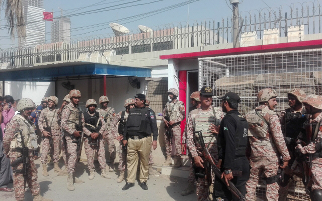 23일 파키스탄 카라치 소재 중국 영사관에 테러가 발생한 직후 보안요원들이 경계를 서고 있다. /AFP연합뉴스