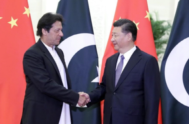시진핑(오른쪽) 중국 국가주석이 지난 2일 칸 파키스탄 총리를 만나 ‘일대일로’ 협력을 요청하고 있다. /연합뉴스